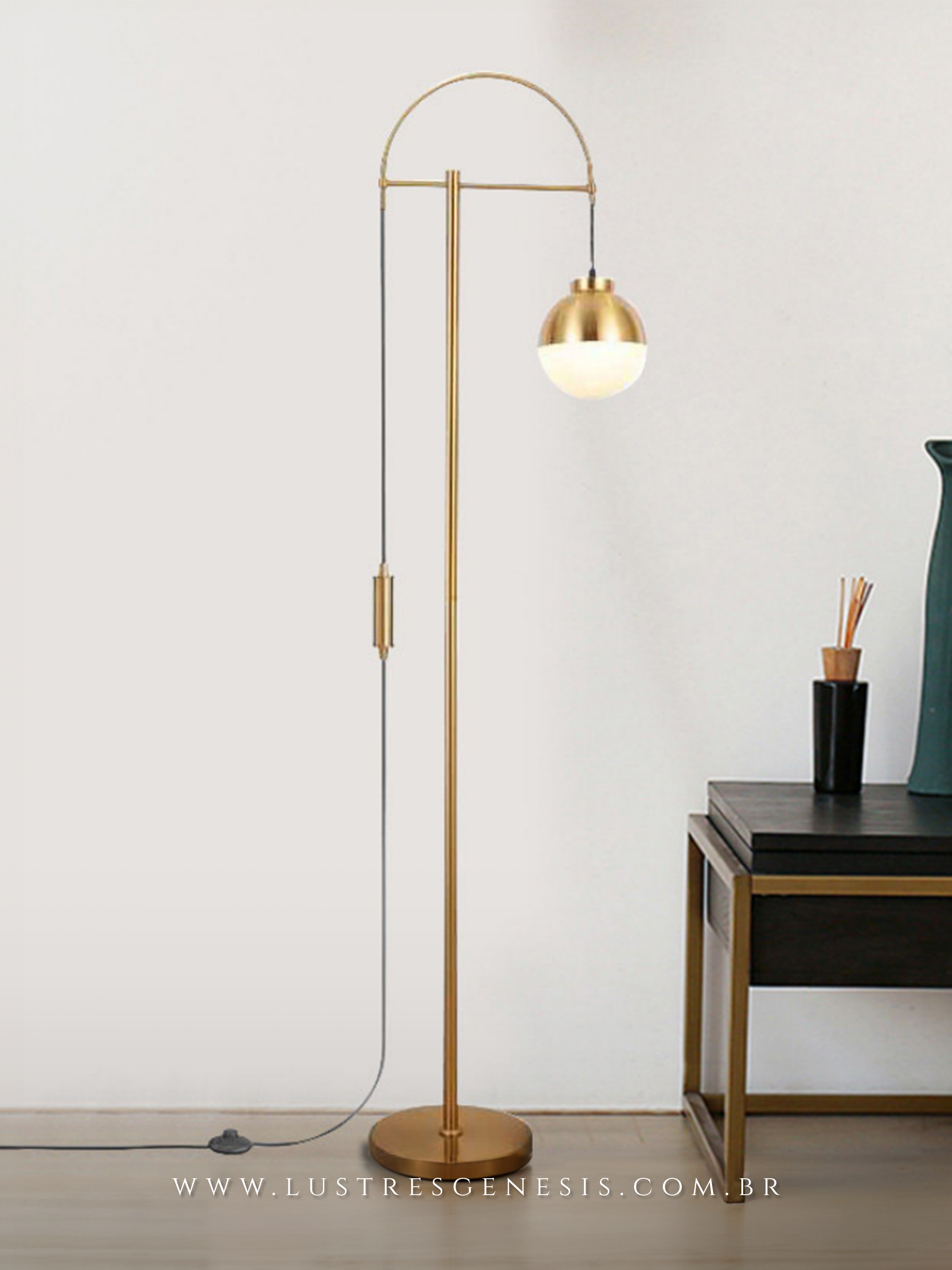 Coluna Ariccia em acabamento dourado com cúpula esférica, ideal para decoração de interiores sofisticados.